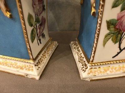 Coppia di vasi in porcellana Vieux Paris del XIX secolo