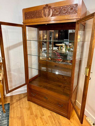 Art Nouveau showcase