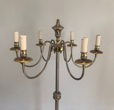 Lampada da terra in metallo argentato e ottone con 6 bracci luminosi. Opera francese.