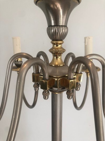 Lampada da terra in metallo argentato e ottone con 6 bracci luminosi. Opera francese.