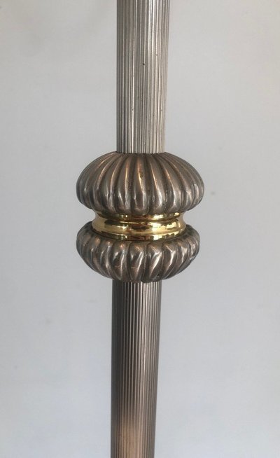 Lampada da terra in metallo argentato e ottone con 6 bracci luminosi. Opera francese.