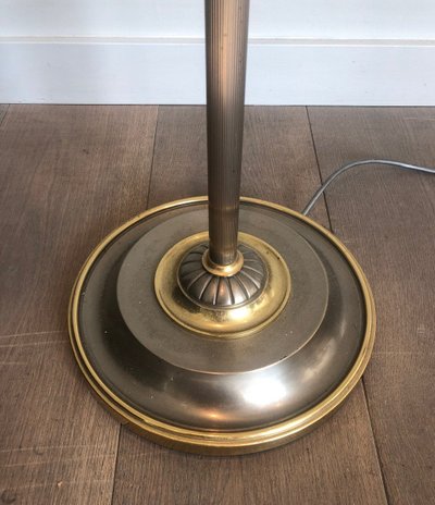 Lampada da terra in metallo argentato e ottone con 6 bracci luminosi. Opera francese.