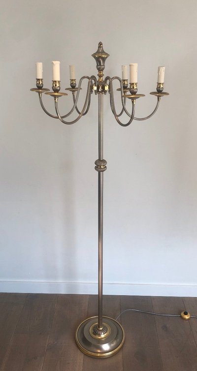 Lampada da terra in metallo argentato e ottone con 6 bracci luminosi. Opera francese.