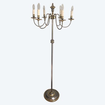 Lampada da terra in metallo argentato e ottone con 6 bracci luminosi. Opera francese.