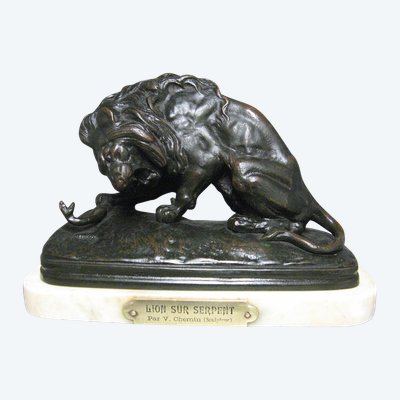 Bronze Skulptur Löwe Mit Schlange Von Victor Chemin.