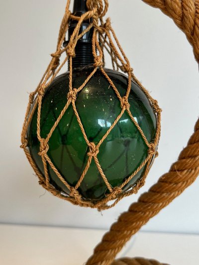 Lampada con corda e sfera di vetro. Opera francese di Adrien Audoux e Frida Minet. Intorno al 1950
