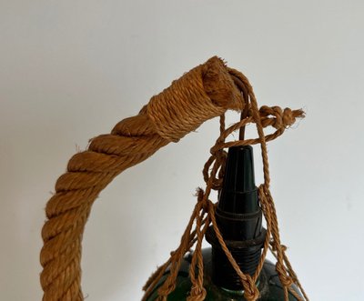 Lampada con corda e sfera di vetro. Opera francese di Adrien Audoux e Frida Minet. Intorno al 1950