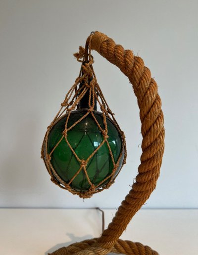 Lampada con corda e sfera di vetro. Opera francese di Adrien Audoux e Frida Minet. Intorno al 1950