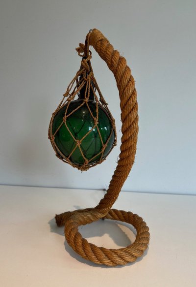Lampada con corda e sfera di vetro. Opera francese di Adrien Audoux e Frida Minet. Intorno al 1950