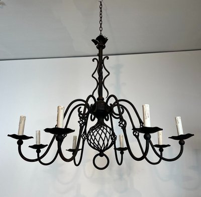 Grande lampadario in ferro battuto a 8 bracci luminosi. Opera francese. Circa 1940