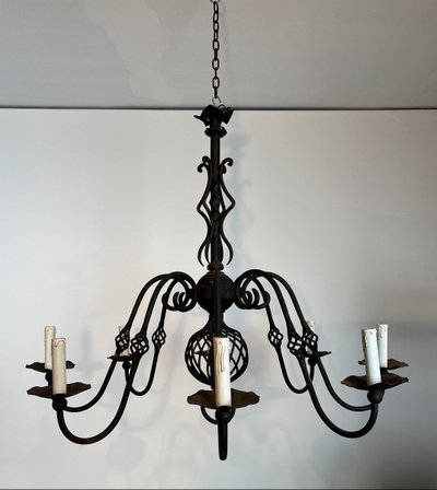 Grande lampadario in ferro battuto a 8 bracci luminosi. Opera francese. Circa 1940