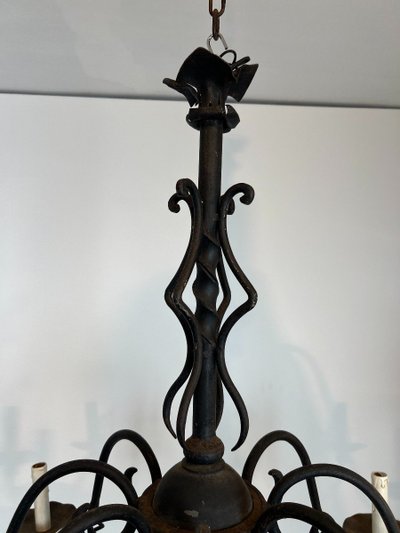 Grande lampadario in ferro battuto a 8 bracci luminosi. Opera francese. Circa 1940