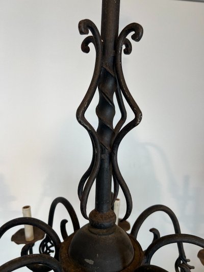 Grande lampadario in ferro battuto a 8 bracci luminosi. Opera francese. Circa 1940