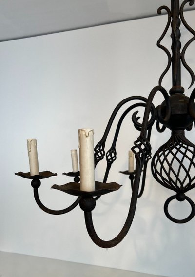 Grande lampadario in ferro battuto a 8 bracci luminosi. Opera francese. Circa 1940