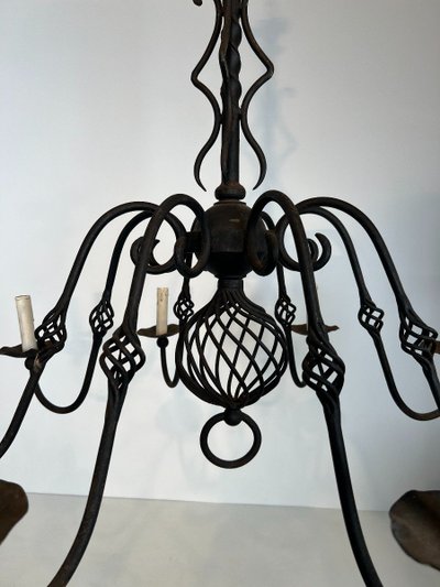 Grande lampadario in ferro battuto a 8 bracci luminosi. Opera francese. Circa 1940