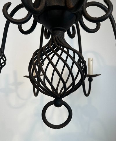Grande lampadario in ferro battuto a 8 bracci luminosi. Opera francese. Circa 1940