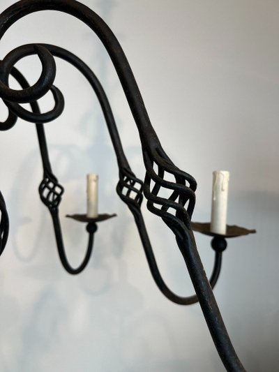 Grande lampadario in ferro battuto a 8 bracci luminosi. Opera francese. Circa 1940
