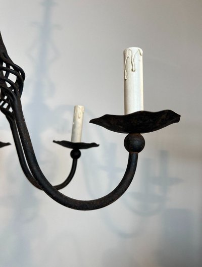 Grande lampadario in ferro battuto a 8 bracci luminosi. Opera francese. Circa 1940