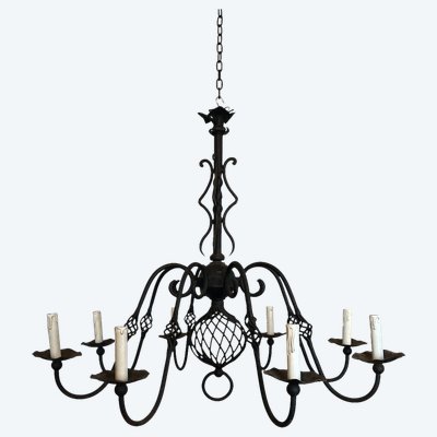 Grande lampadario in ferro battuto a 8 bracci luminosi. Opera francese. Circa 1940