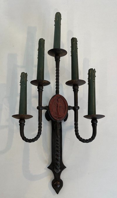 Grande coppia di lampade da parete in ferro battuto a 5 bracci in stile gotico