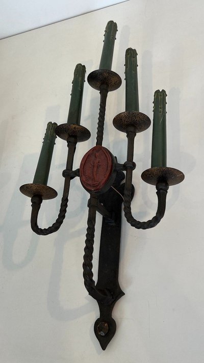 Grande coppia di lampade da parete in ferro battuto a 5 bracci in stile gotico