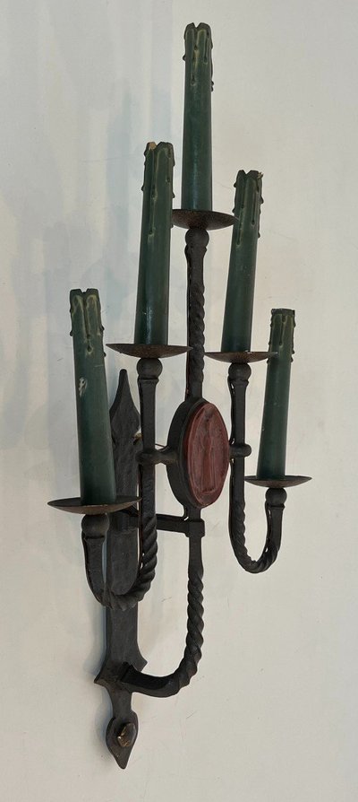 Grande coppia di lampade da parete in ferro battuto a 5 bracci in stile gotico