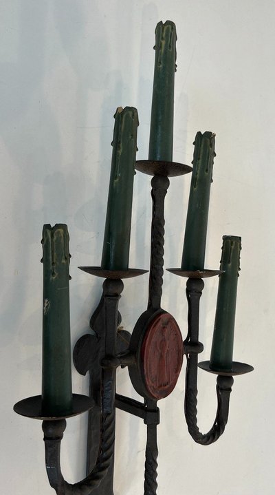 Grande coppia di lampade da parete in ferro battuto a 5 bracci in stile gotico