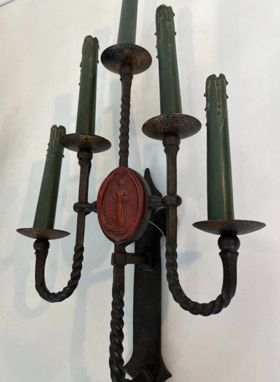 Grande coppia di lampade da parete in ferro battuto a 5 bracci in stile gotico