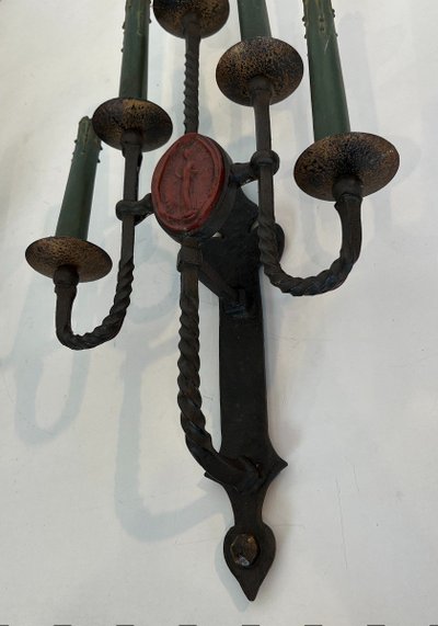 Grande coppia di lampade da parete in ferro battuto a 5 bracci in stile gotico