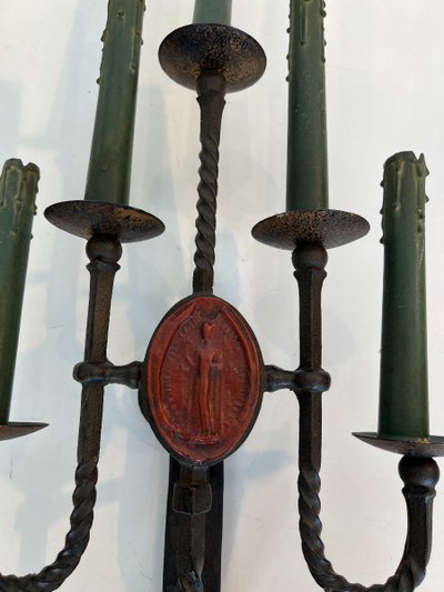 Grande coppia di lampade da parete in ferro battuto a 5 bracci in stile gotico