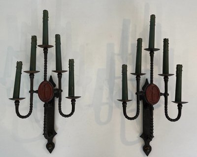 Grande coppia di lampade da parete in ferro battuto a 5 bracci in stile gotico