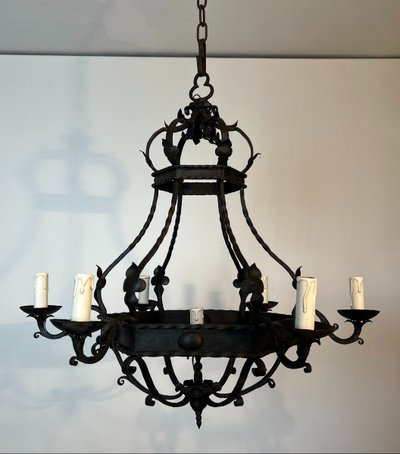 Lampadario a gabbia in ferro battuto con bracci di luci. Opera gotica francese. Circa 1940