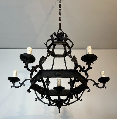 Lampadario a gabbia in ferro battuto con bracci di luci. Opera gotica francese. Circa 1940