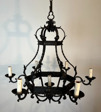 Lampadario a gabbia in ferro battuto con bracci di luci. Opera gotica francese. Circa 1940