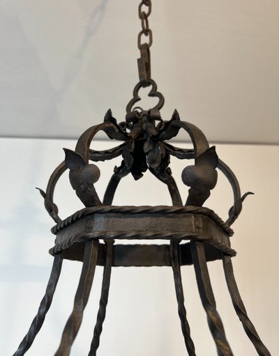 Lampadario a gabbia in ferro battuto con bracci di luci. Opera gotica francese. Circa 1940