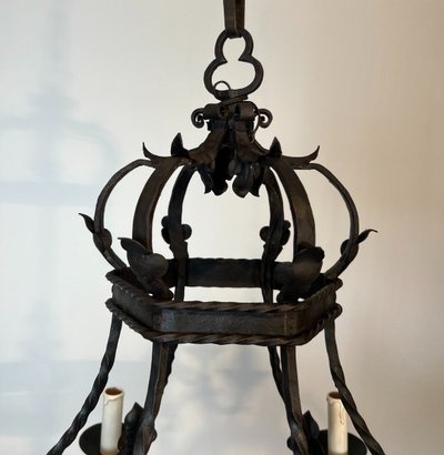 Lampadario a gabbia in ferro battuto con bracci di luci. Opera gotica francese. Circa 1940