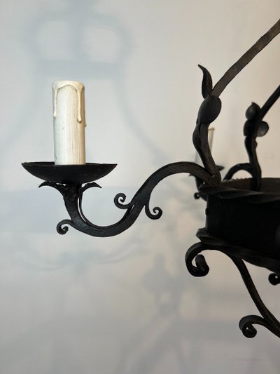 Lampadario a gabbia in ferro battuto con bracci di luci. Opera gotica francese. Circa 1940