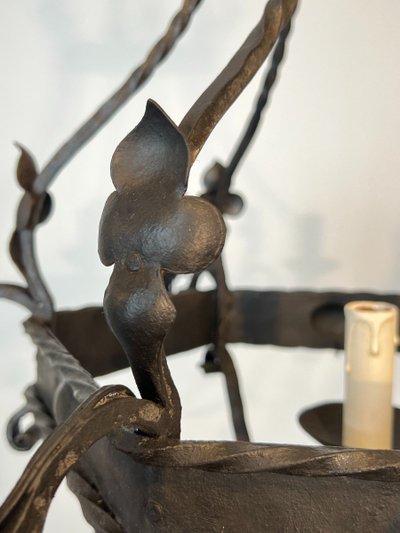 Lampadario a gabbia in ferro battuto con bracci di luci. Opera gotica francese. Circa 1940