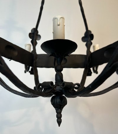 Lampadario a gabbia in ferro battuto con bracci di luci. Opera gotica francese. Circa 1940
