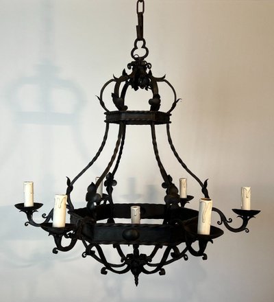 Lampadario a gabbia in ferro battuto con bracci di luci. Opera gotica francese. Circa 1940