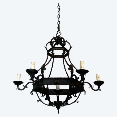 Lampadario a gabbia in ferro battuto con bracci di luci. Opera gotica francese. Circa 1940