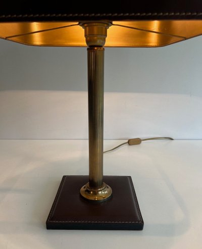Lampe De Bureau En Cuir Marron Et Laiton. French work in the style of Jacques Adnet