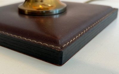 Lampe De Bureau En Cuir Marron Et Laiton. French work in the style of Jacques Adnet