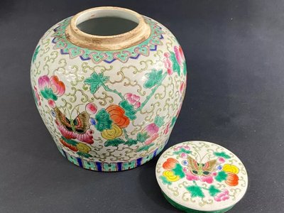 Ingwer-Topf aus China Porzellan XIX Blumen-Dekor mit Schmetterlingen