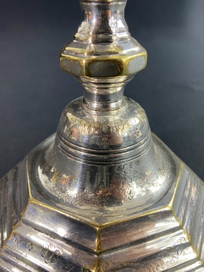 XVIII. Regency Fackel Kerzenhalter aus versilberter Bronze mit ziseliertem Blumendekor