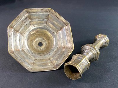 XVIII. Regency Fackel Kerzenhalter aus versilberter Bronze mit ziseliertem Blumendekor