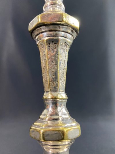 XVIII. Regency Fackel Kerzenhalter aus versilberter Bronze mit ziseliertem Blumendekor