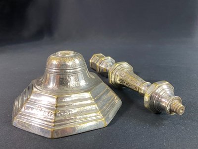XVIII. Regency Fackel Kerzenhalter aus versilberter Bronze mit ziseliertem Blumendekor