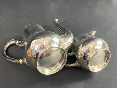 Kaffeekanne und Milchkännchen mit Monogramm MA aus versilbertem Metall signiert CHRISTOFLE