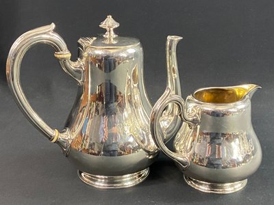 Kaffeekanne und Milchkännchen mit Monogramm MA aus versilbertem Metall signiert CHRISTOFLE